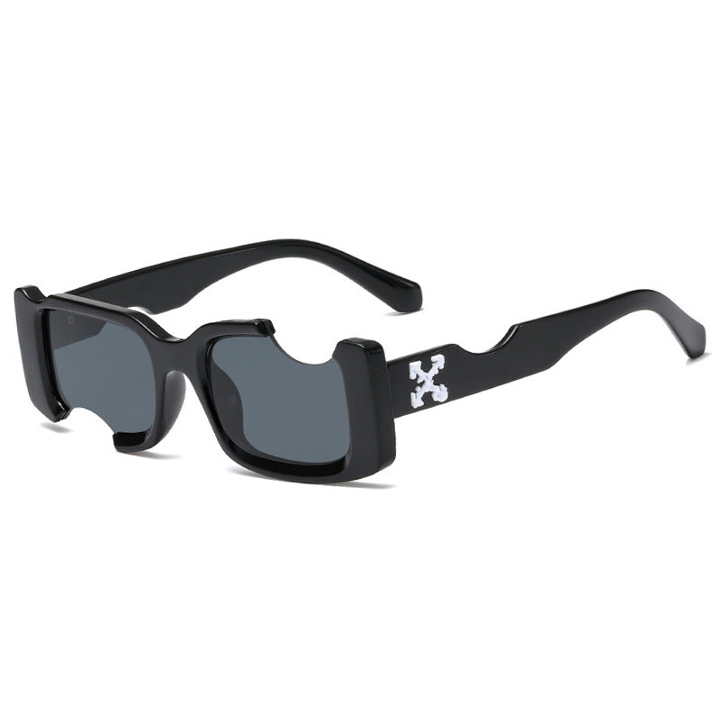 Dame moteriktig solbrille med markant design og robust plastramme Luvikno