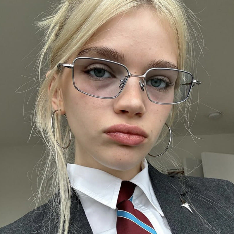 Dame moteriktig kvadratisk solbrille i unikt design Luvikno