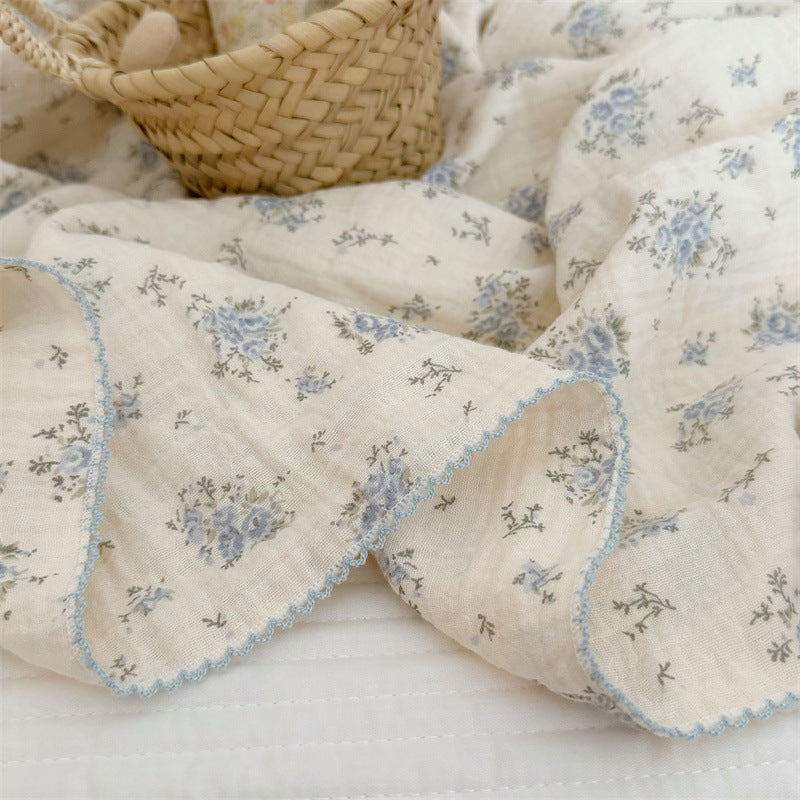 Unisex Musselinteppe med delikat blomsterdesign og elegante volanger Luvikno