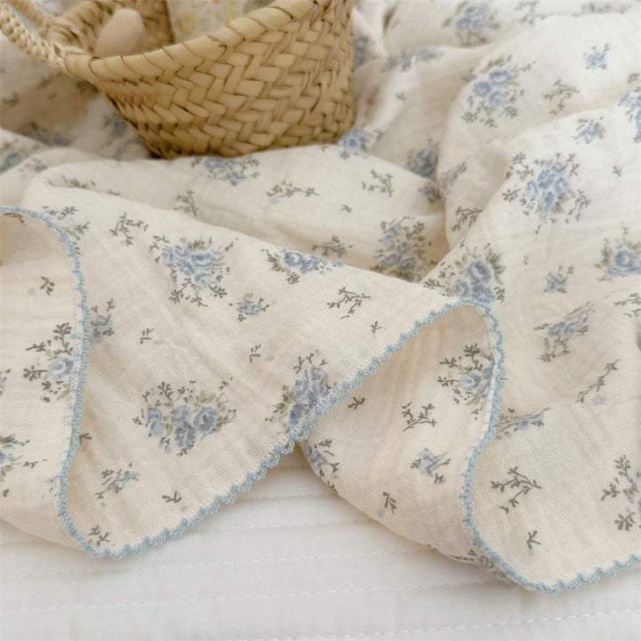 Unisex Musselinteppe med delikat blomsterdesign og elegante volanger Luvikno