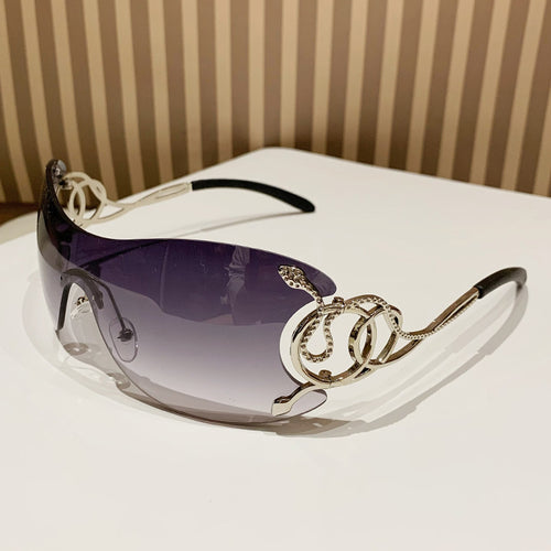 Dame futuristisk solbrille med lekent design Luvikno