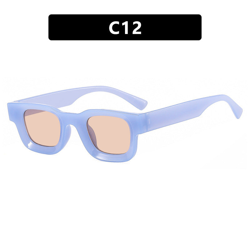 Dame moteriktig solbrille i elegant, kantet design Luvikno