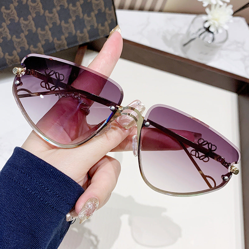 Damer ekstravagant solbrille med moderne, geometrisk ramme Luvikno