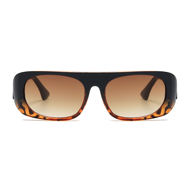 Dame moteriktig solbrille i elegant skjolddesign Luvikno