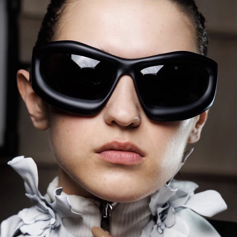 Dame sporty solbriller med futuristisk design Luvikno