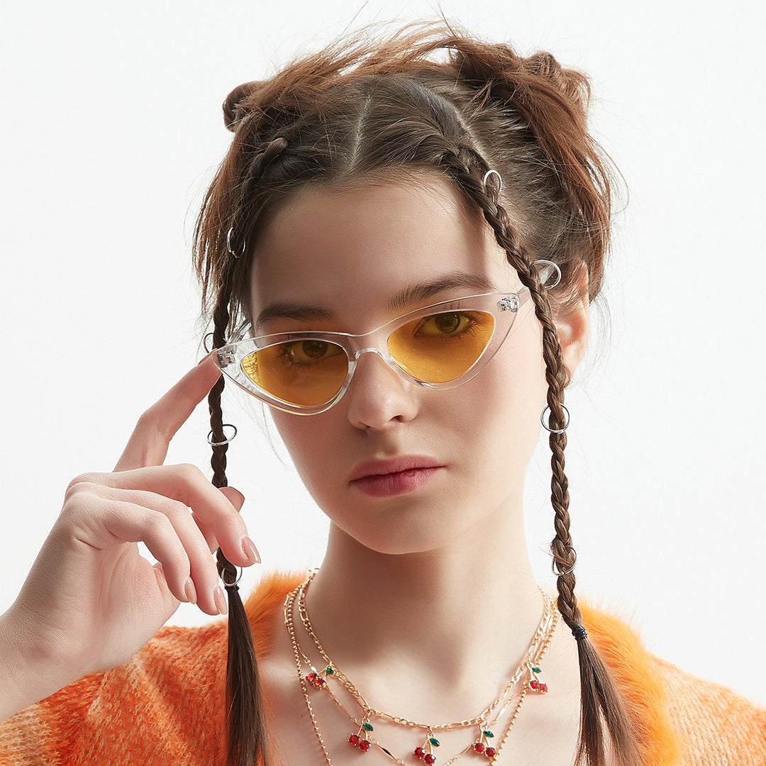 Dame Cat-Eye solbriller med transparent rammestruktur og gule glass Luvikno