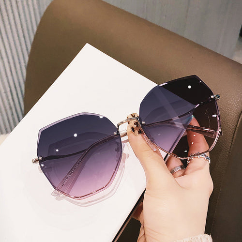 Dame oversized solbriller med stilfull, fasettert ramme Luvikno