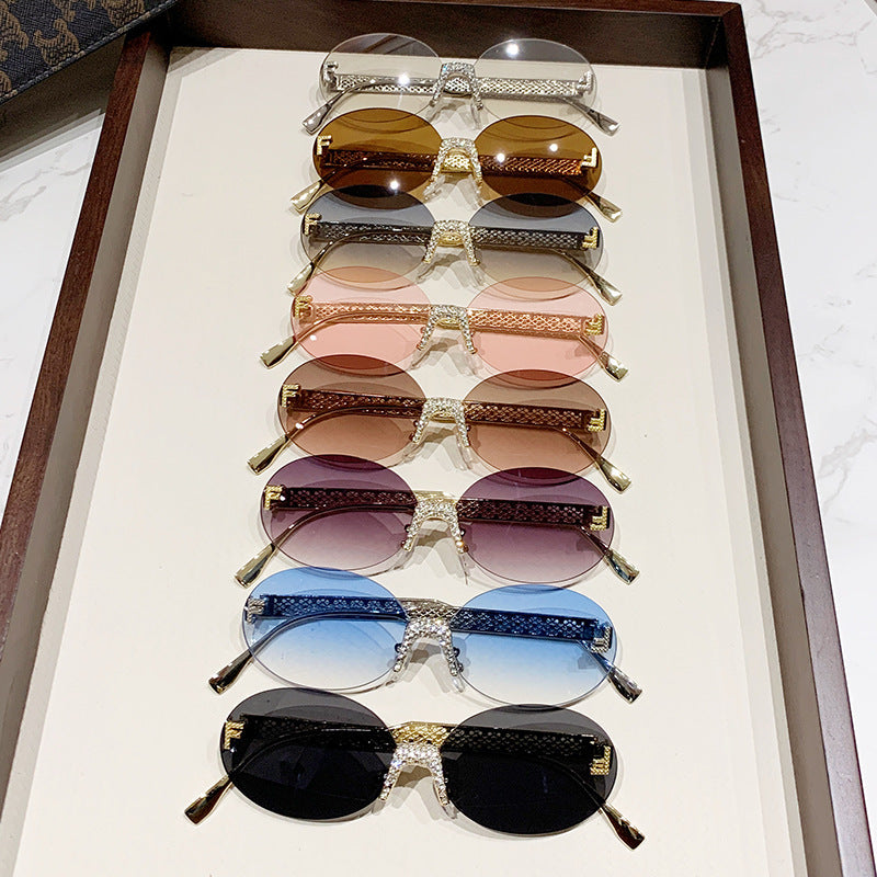 Dame solbrille med glitrende ramme og ovale glass Luvikno