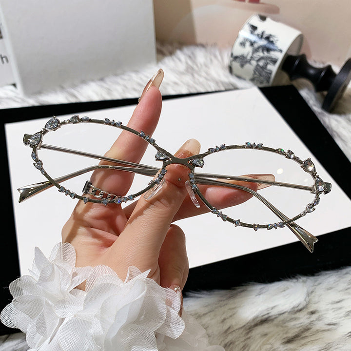 Dame eksklusiv solbrille med glitrende strass-dekor og elegant metallramme Luvikno