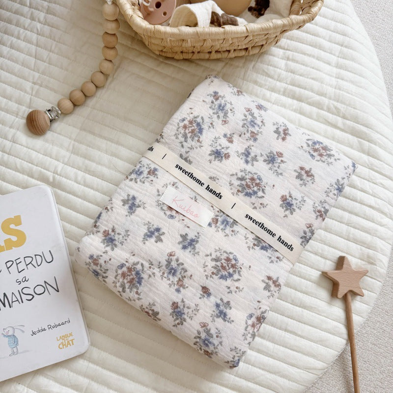 Unisex Musselinteppe med delikat blomsterdesign og elegante volanger Luvikno