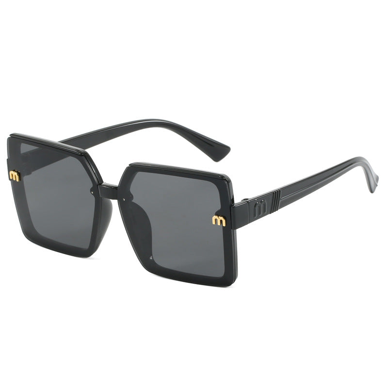 Dame moteriktig kvadratisk solbrille med speilende gradient Luvikno