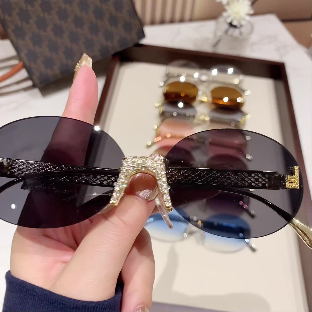 Dame solbrille med glitrende ramme og ovale glass Luvikno