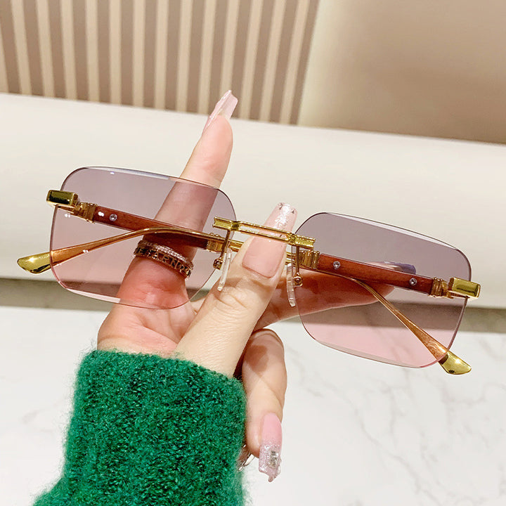 Dame moteriktig rektangulær solbrille med edle metallkanter Luvikno