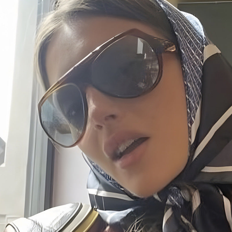 Dame moteriktig oversized solbrille med sporty design Luvikno