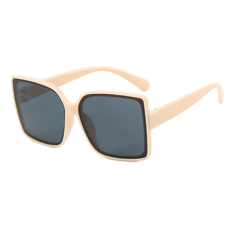 Dame moteriktig kvadratisk solbrille med elegant ramme Luvikno