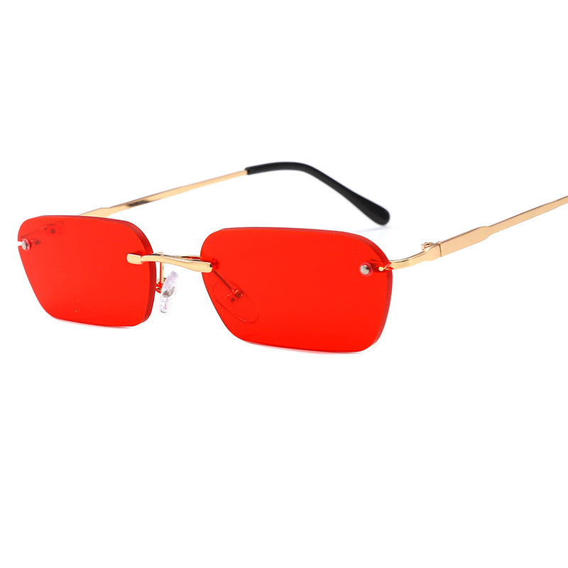 Dame moteriktig rektangulær solbrille med luksuriøs metallramme Luvikno