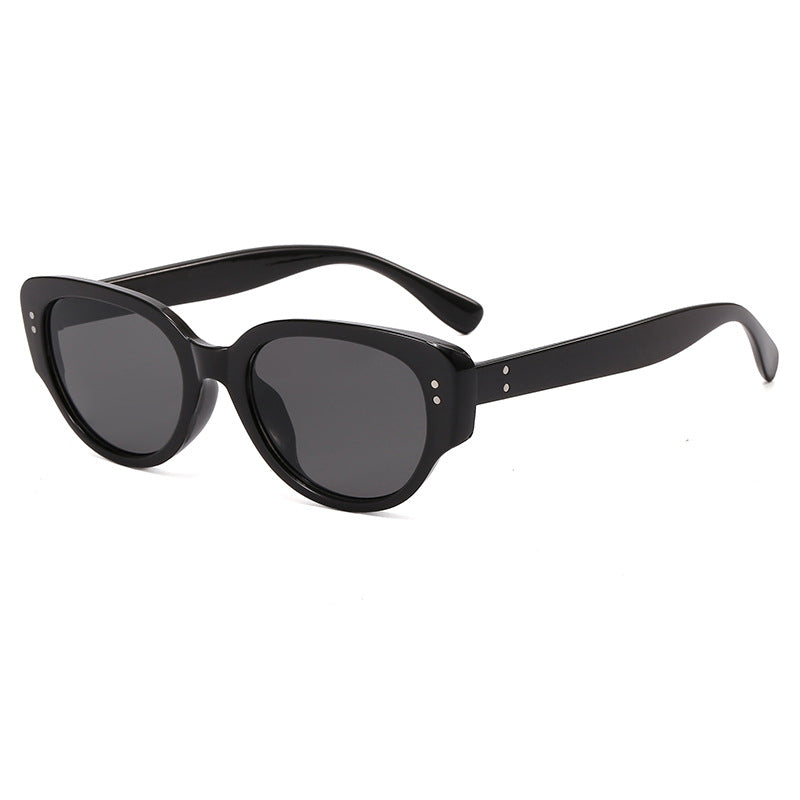 Dame moteriktig solbrille med markant design Luvikno