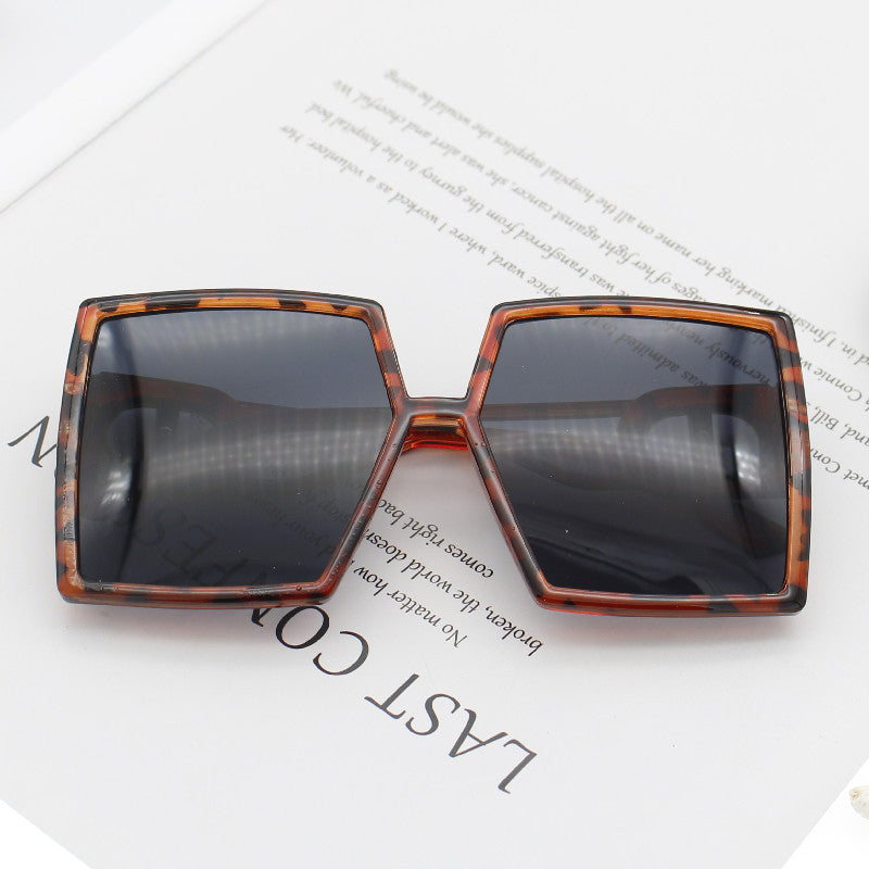 Dame kvadratisk solbrille med luksuriøs ramme Luvikno