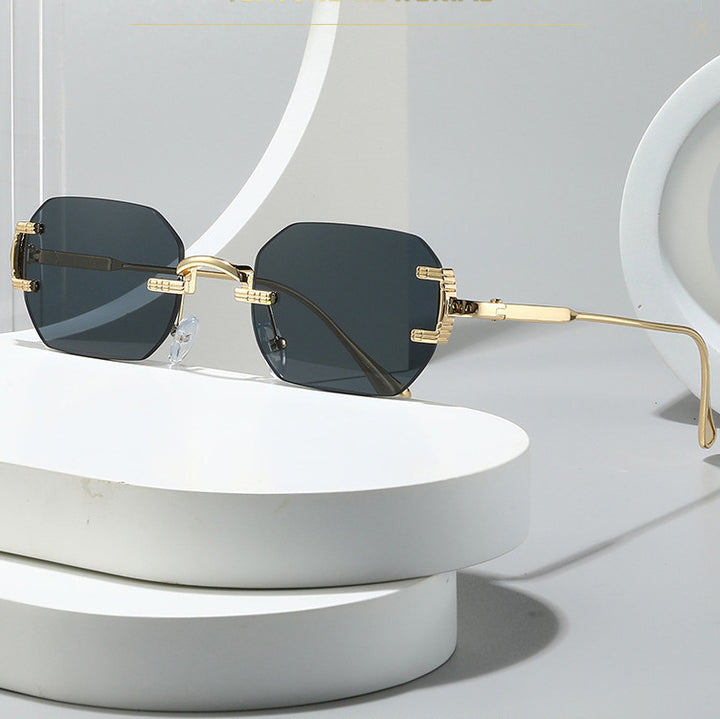 Dame moteriktig solbrille i elegant geografisk stil Luvikno