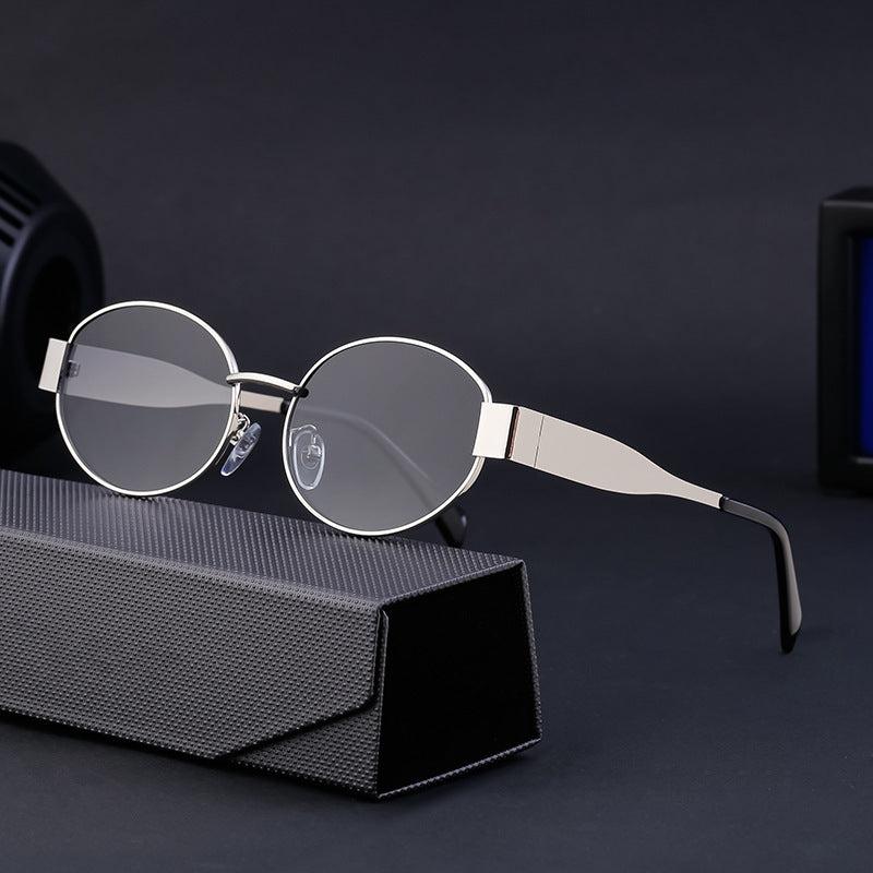 Dame moteriktig solbrille i elegant oval design Luvikno
