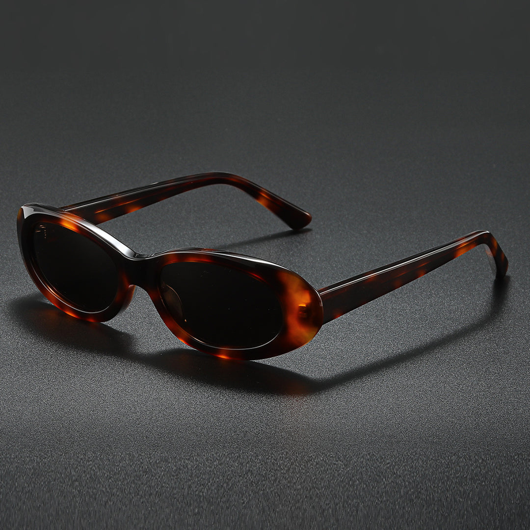 Dame moteriktig solbrille i elegant akvarellstil Luvikno