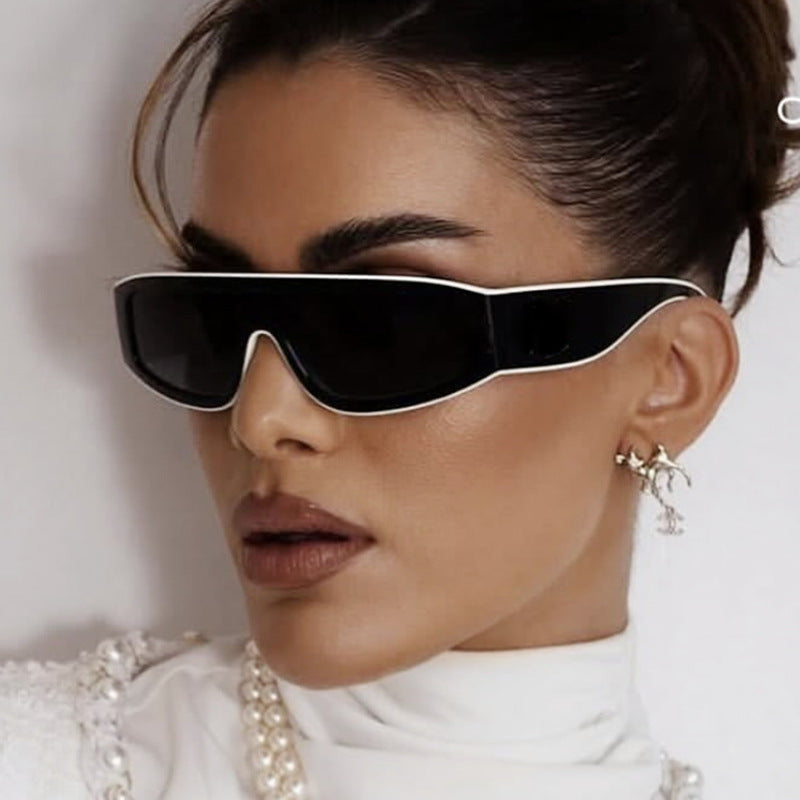 Damen moteriktig sports solbrille med innovativt design og bred ramme Luvikno