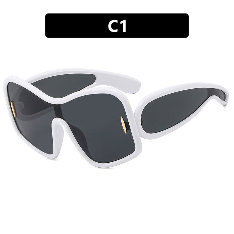 Dame futuristisk solbrille med ekstra bred design og beskyttende UV-filter Luvikno