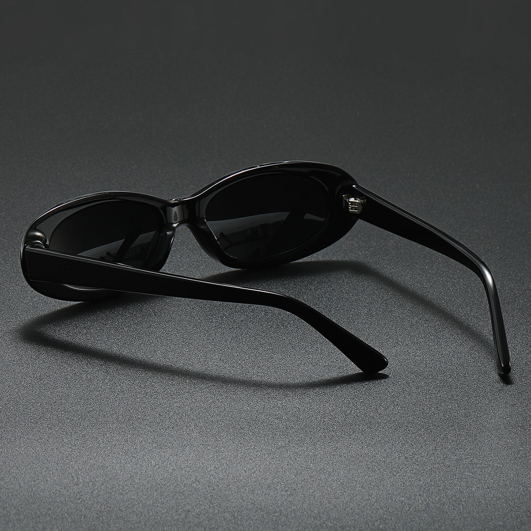 Dame moteriktig solbrille i elegant akvarellstil Luvikno