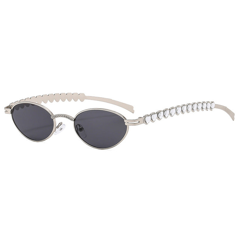 Dame moteriktig solbrille med dekorativ ramme og stilige detaljer Luvikno