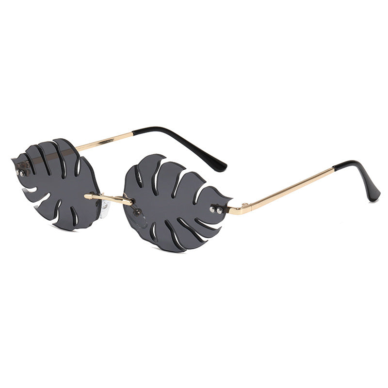 Dama moteriktig solbrille med markant bladerdesign Luvikno