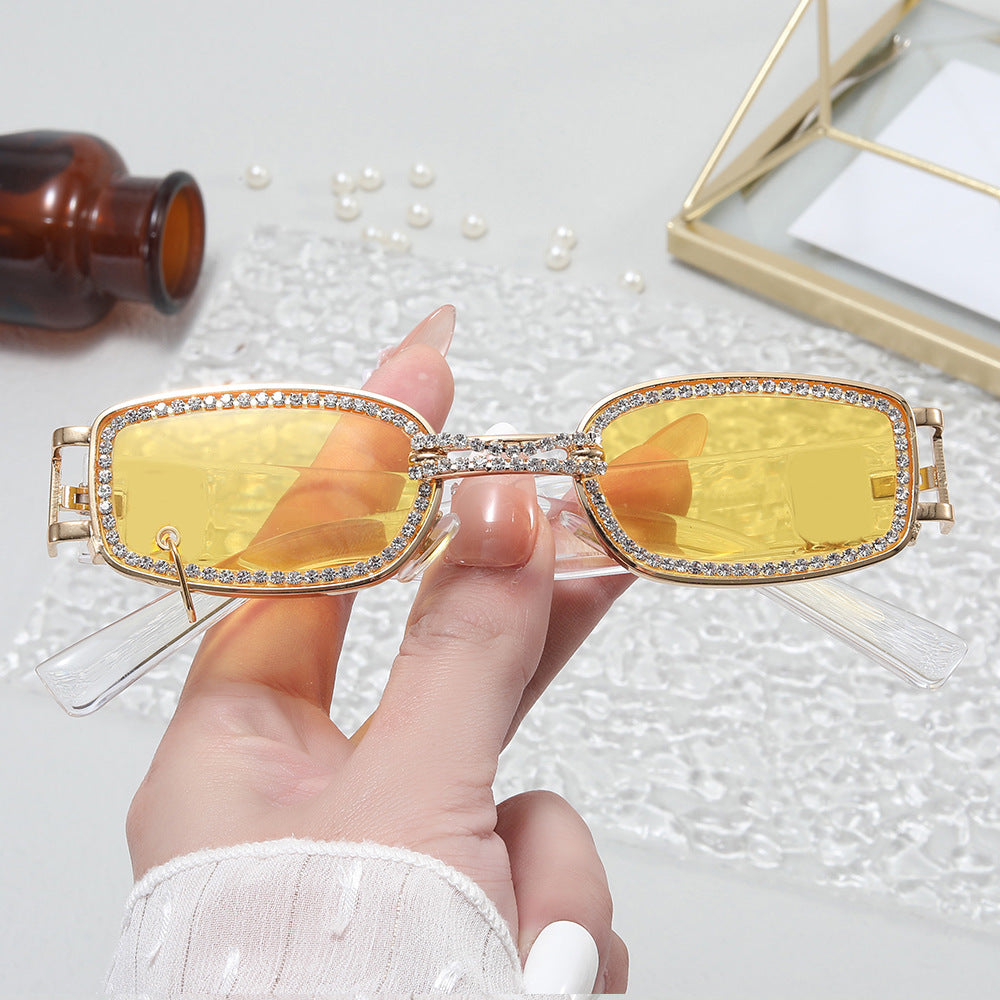Dame moteriktig solbrille med glitrende krystalramme Luvikno