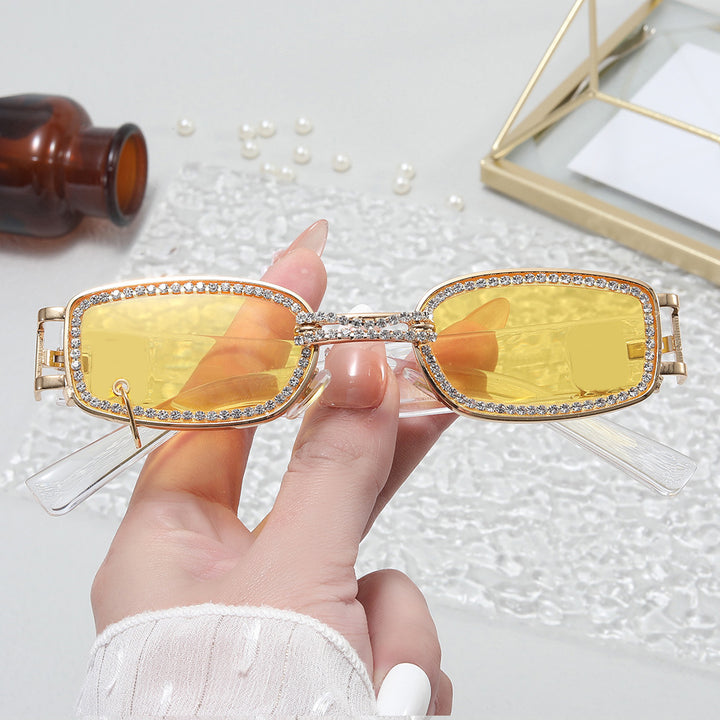 Dame moteriktig solbrille med glitrende krystalramme Luvikno