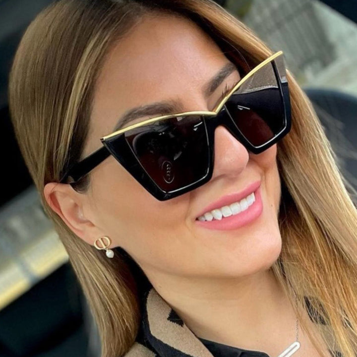 Dame ekstravagant solbrille med unik design og gullige aksenter Luvikno