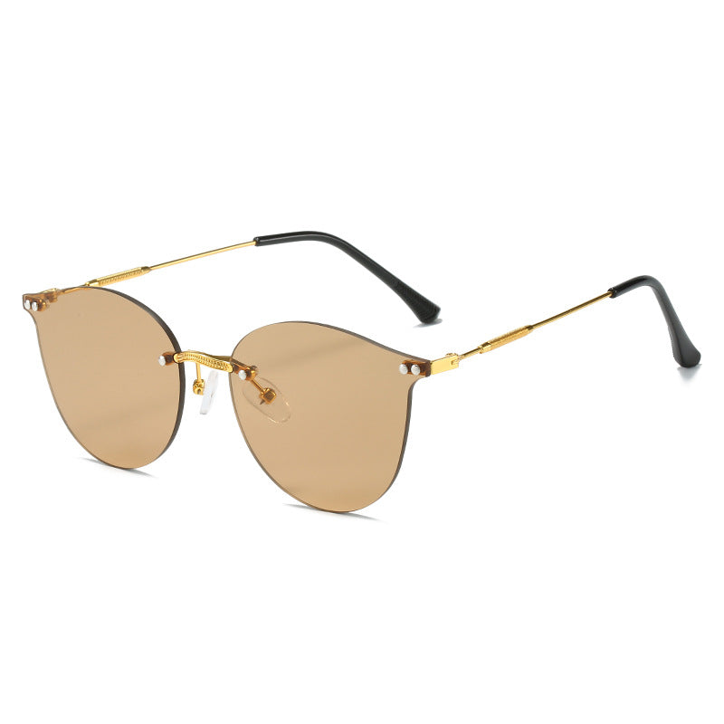 Dame moteriktig solbrille med innovativ metallramme og fleksibel nesestøtte Luvikno