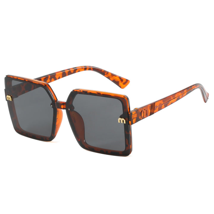 Dame moteriktig kvadratisk solbrille med speilende gradient Luvikno