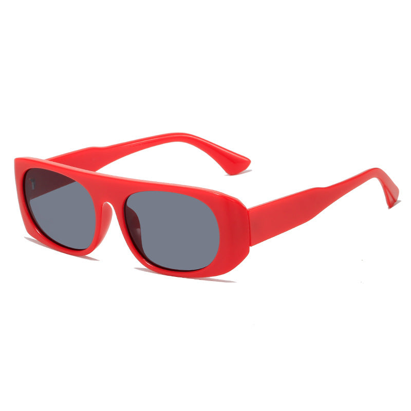 Dame moteriktig solbrille i elegant skjolddesign Luvikno