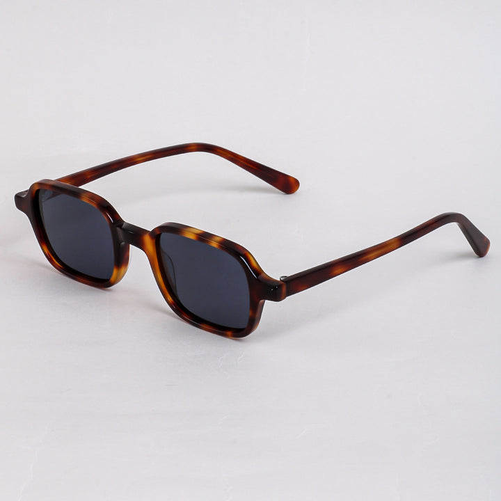 Dame moteriktig solbrille i unikt, moderne design Luvikno