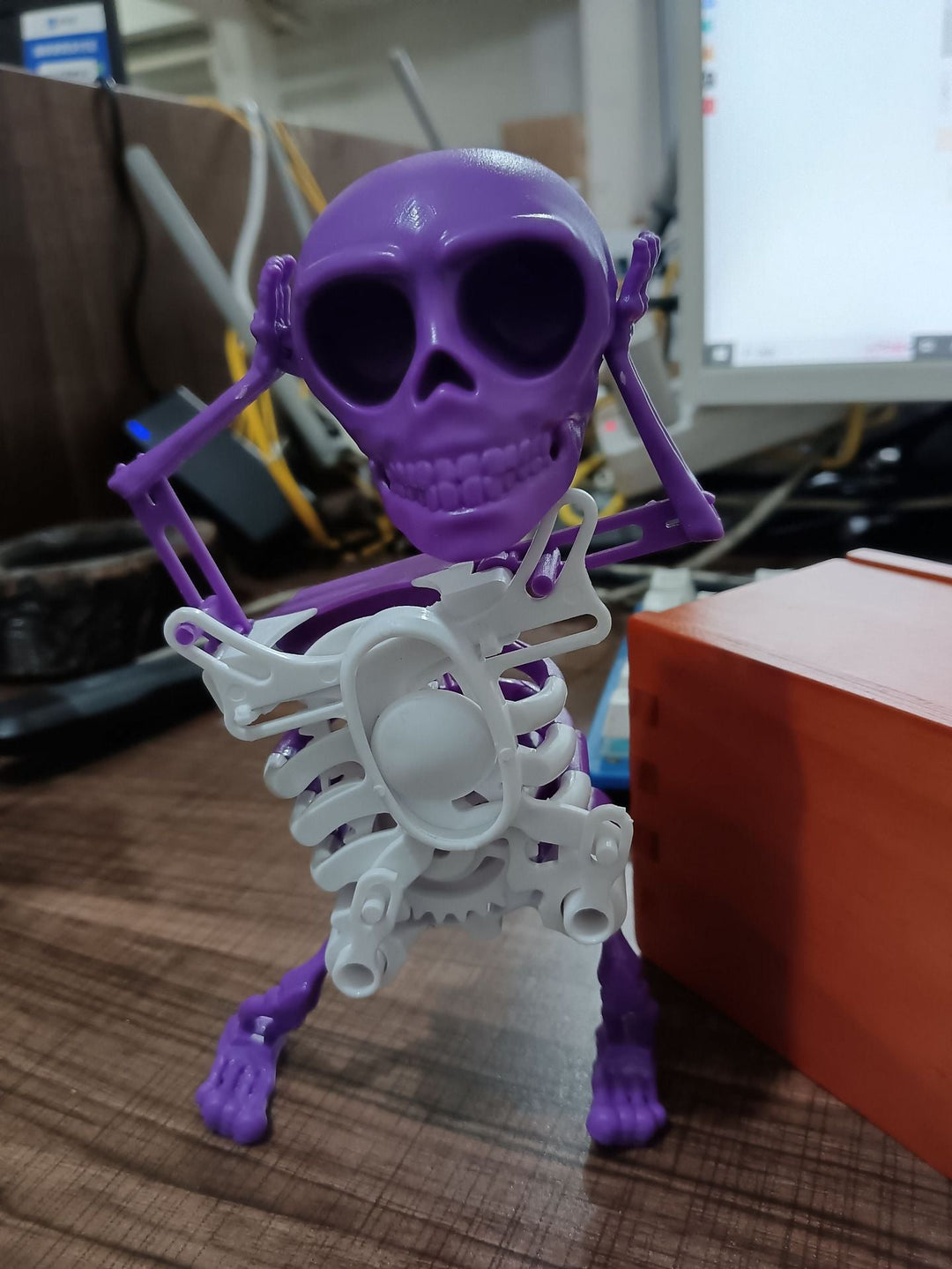 Dancing and Swinging 3D Skull Toy | Luvikno