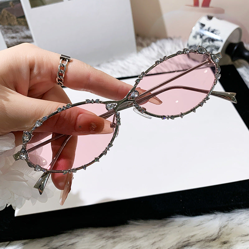 Dame eksklusiv solbrille med glitrende strass-dekor og elegant metallramme Luvikno