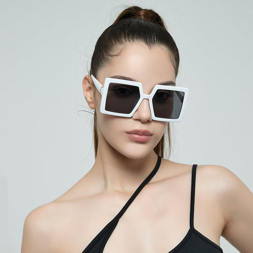 Dame geometrisk solbrille med moderne, bred ramme Luvikno