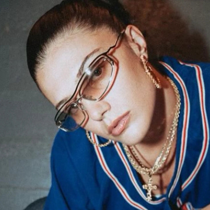 Damer futuristisk solbrille med elegant metallramme og høye transparente glass Luvikno