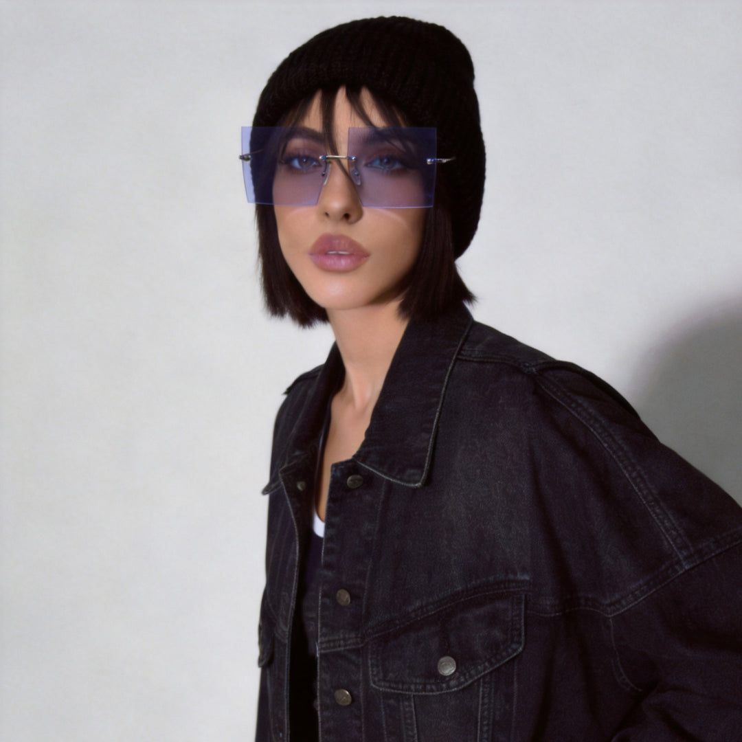 Dame moteriktig kvadratisk solbrille med brede glass og filigran metallramme Luvikno