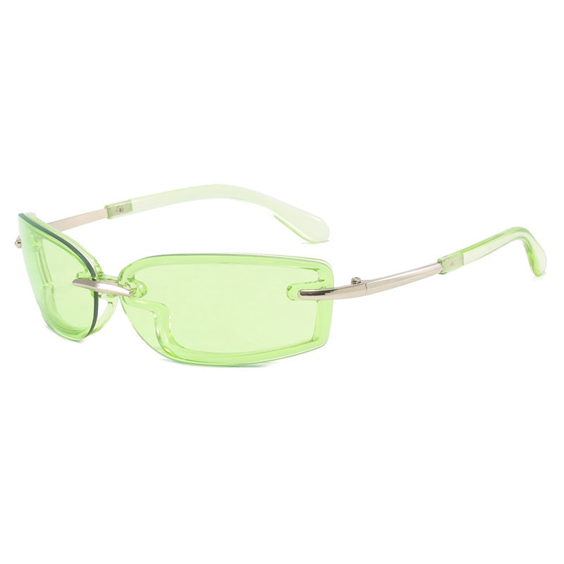 Dame moteriktig solbrille i futuristisk design og gjennomsiktig ramme Luvikno