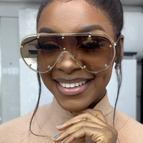 Dame moteriktig oversized solbrille i stilig retro-design Luvikno