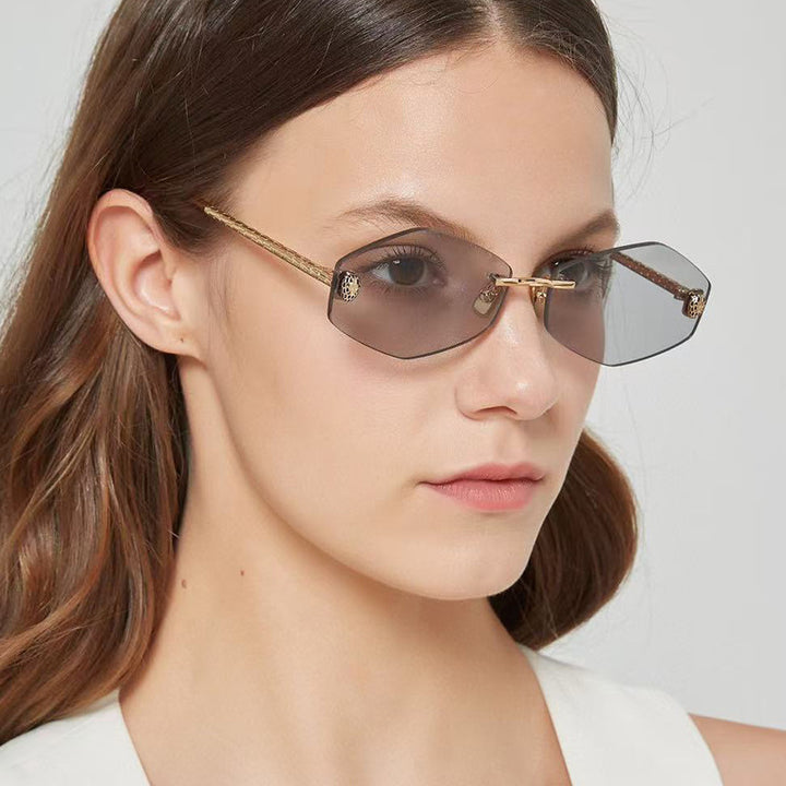 Dame geometrisk solbrille i moderne design med elegant metallramme Luvikno