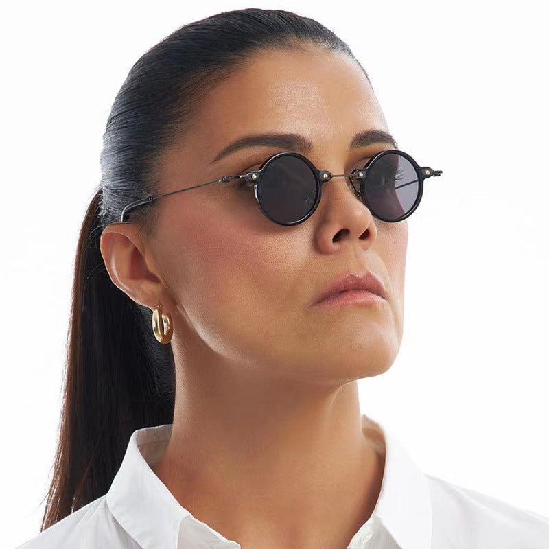 Dame rund solbrille med moderne metallramme og store blå linser Luvikno