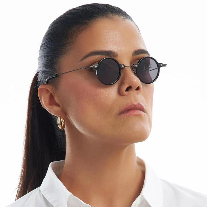 Dame rund solbrille med moderne metallramme og store blå linser Luvikno