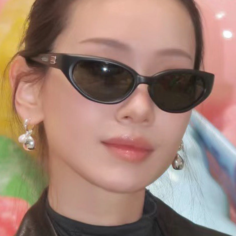 Damer ekstravagant solbrille med buet design Luvikno