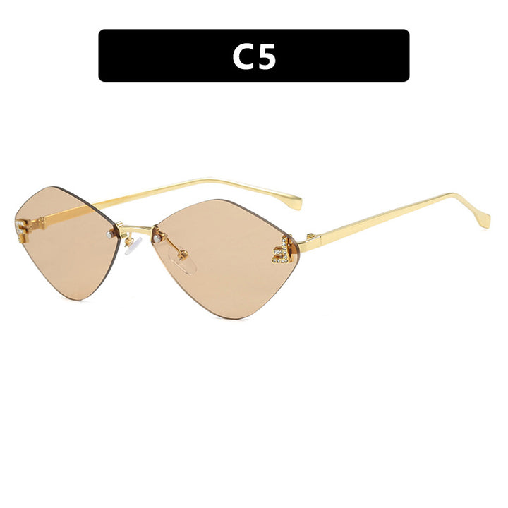 Dame geometrisk solbrille i ekstravagant design med gradiertede glass Luvikno