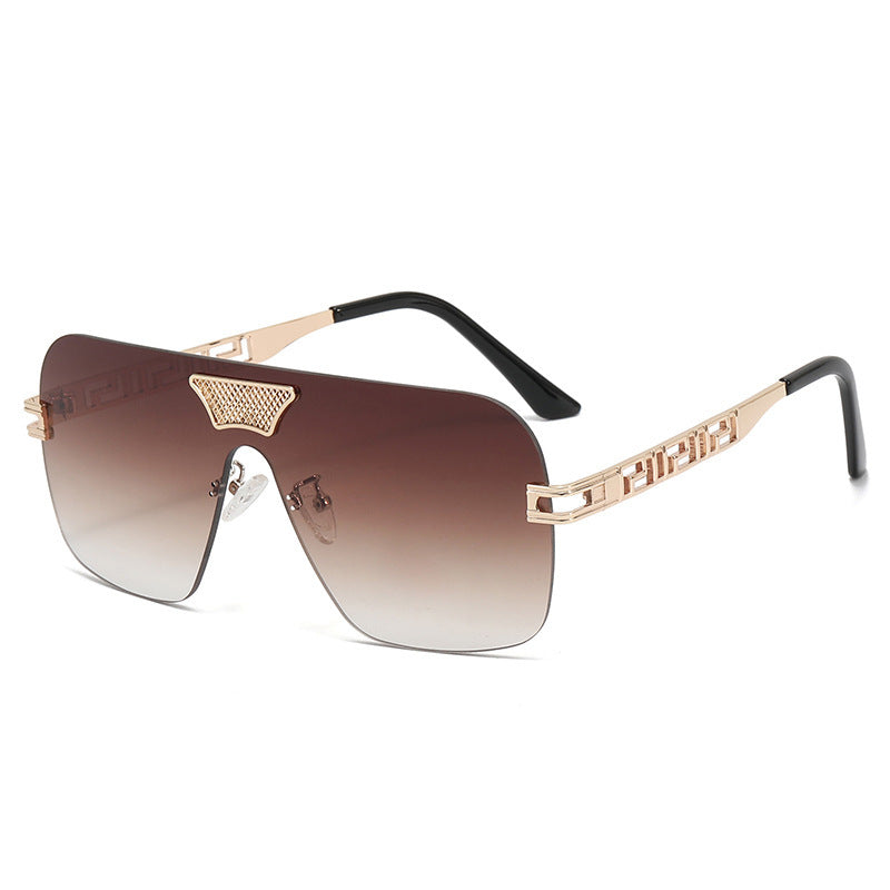 Dame moteriktig solbrille i futuristisk stil med fremragende ramme Luvikno